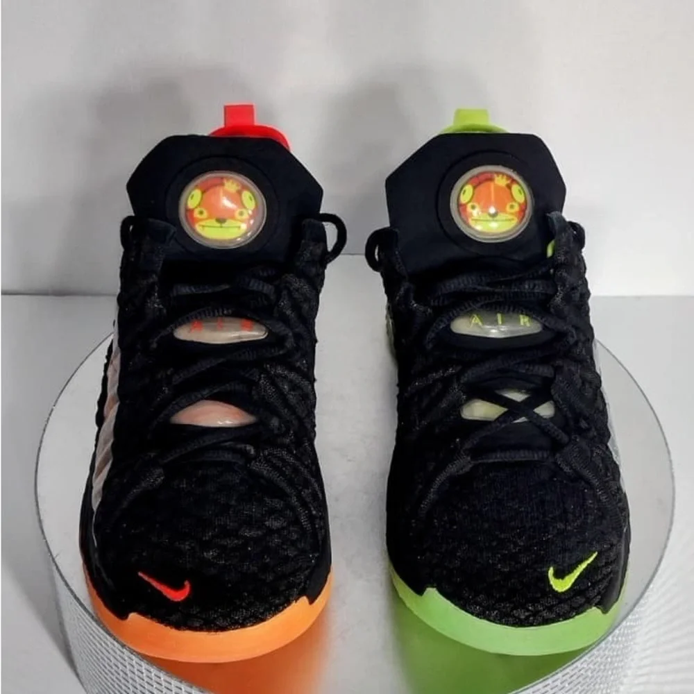 Nike Black and Neon Nike sneakers size 5.5 Y pre owned good condition